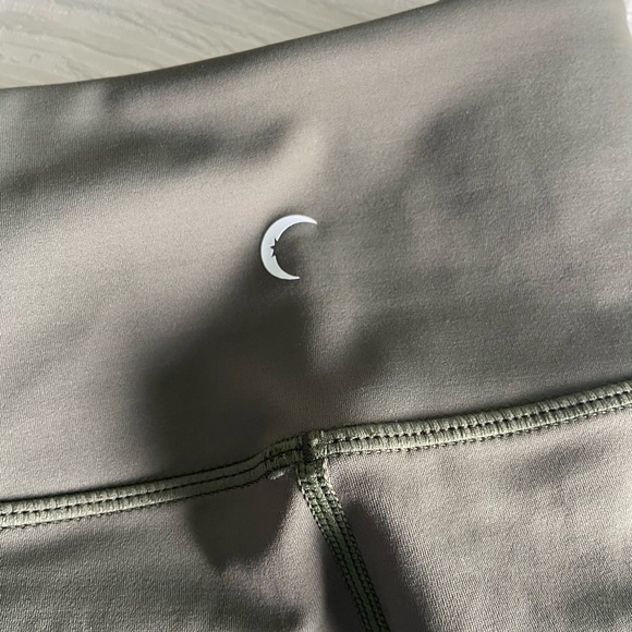 Zyia Olive Logo Stripe Light n Tight Hi-Rise 20” capri length leggings - Picture 5 of 7